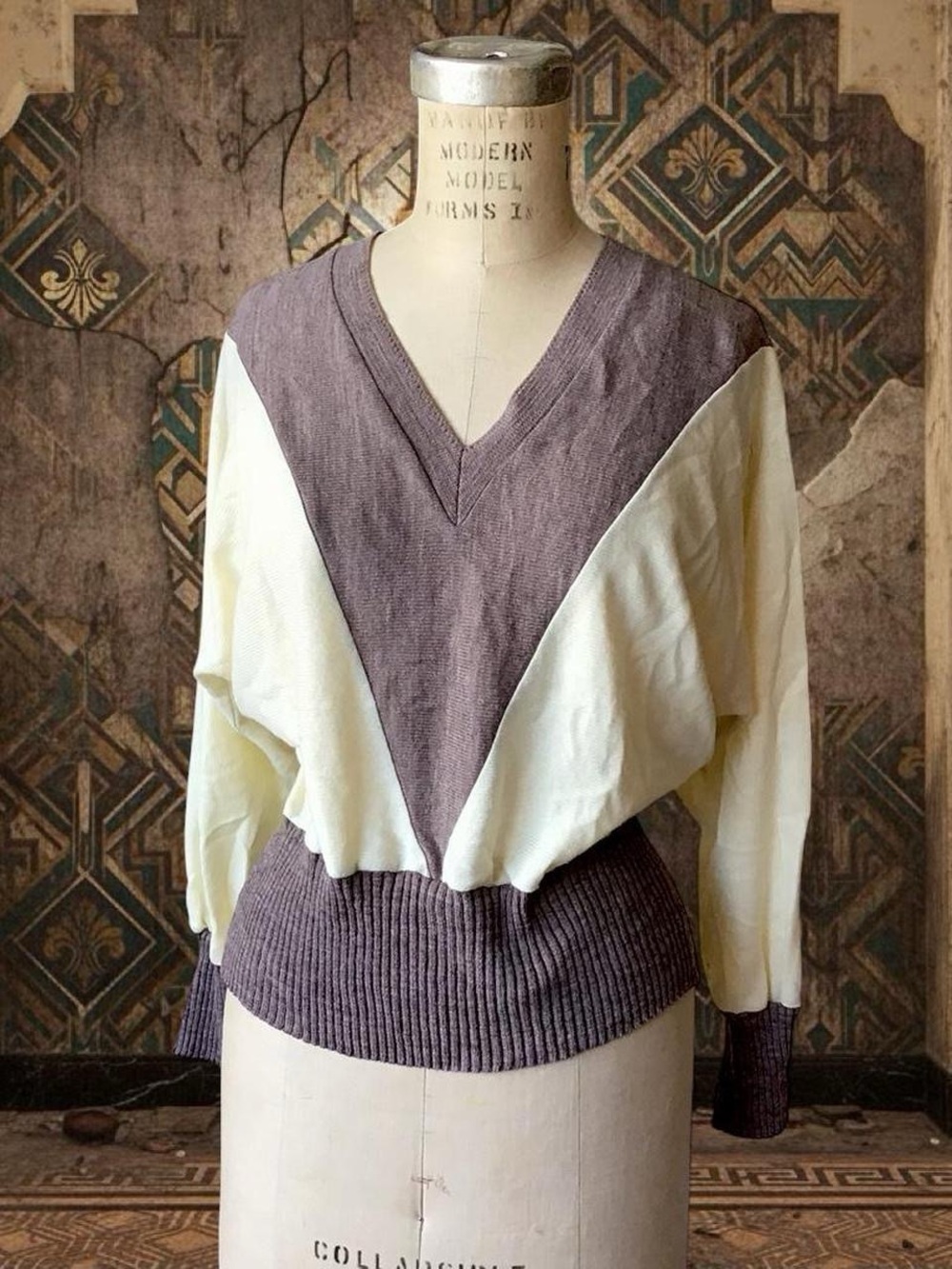 Vintage V-Neck Two-Tone Pullover Sweater in Brown & Cream